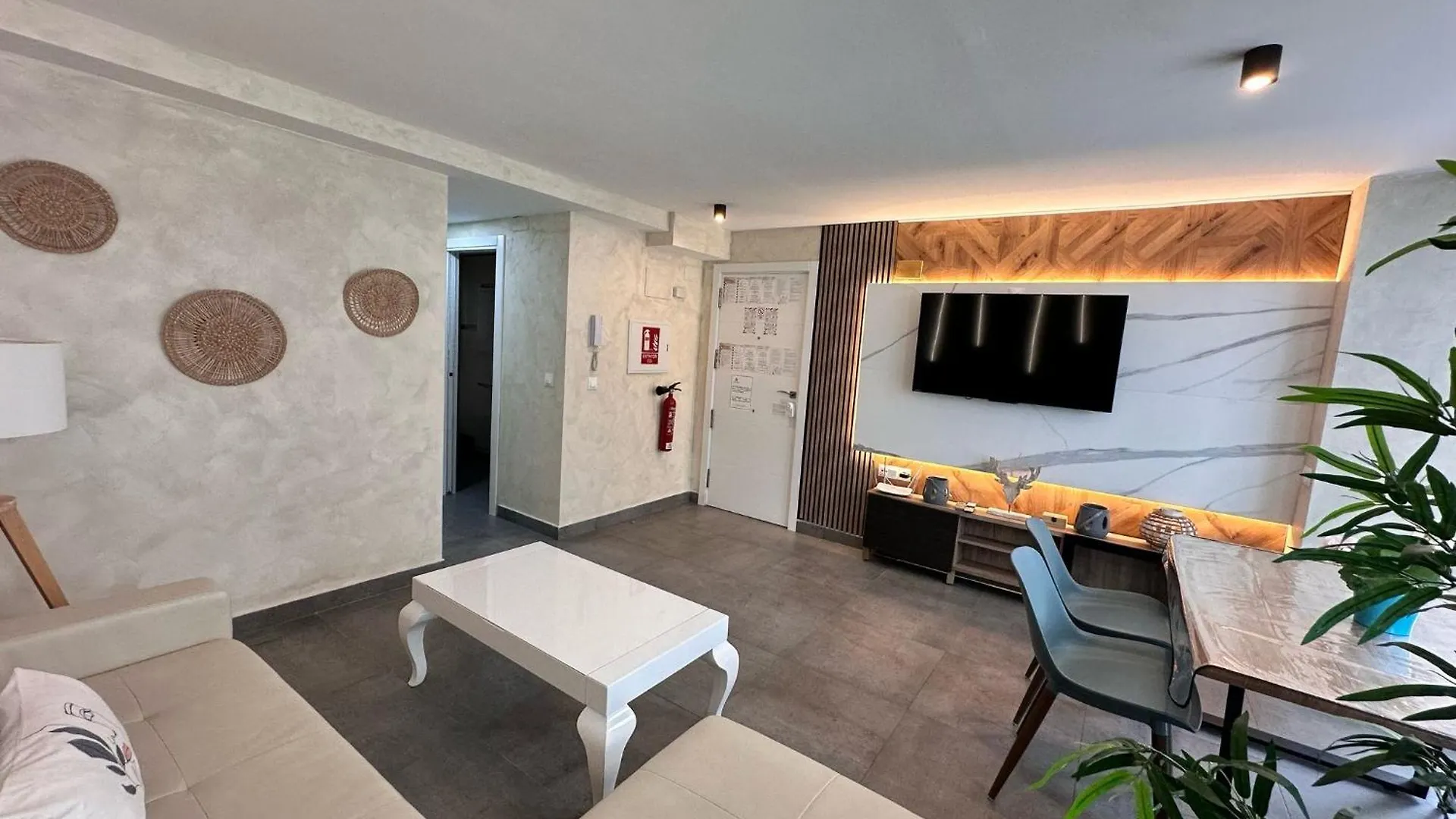 Playa Carihuela Apartamentos El Carmen Torremolinos 0*,  İspanya